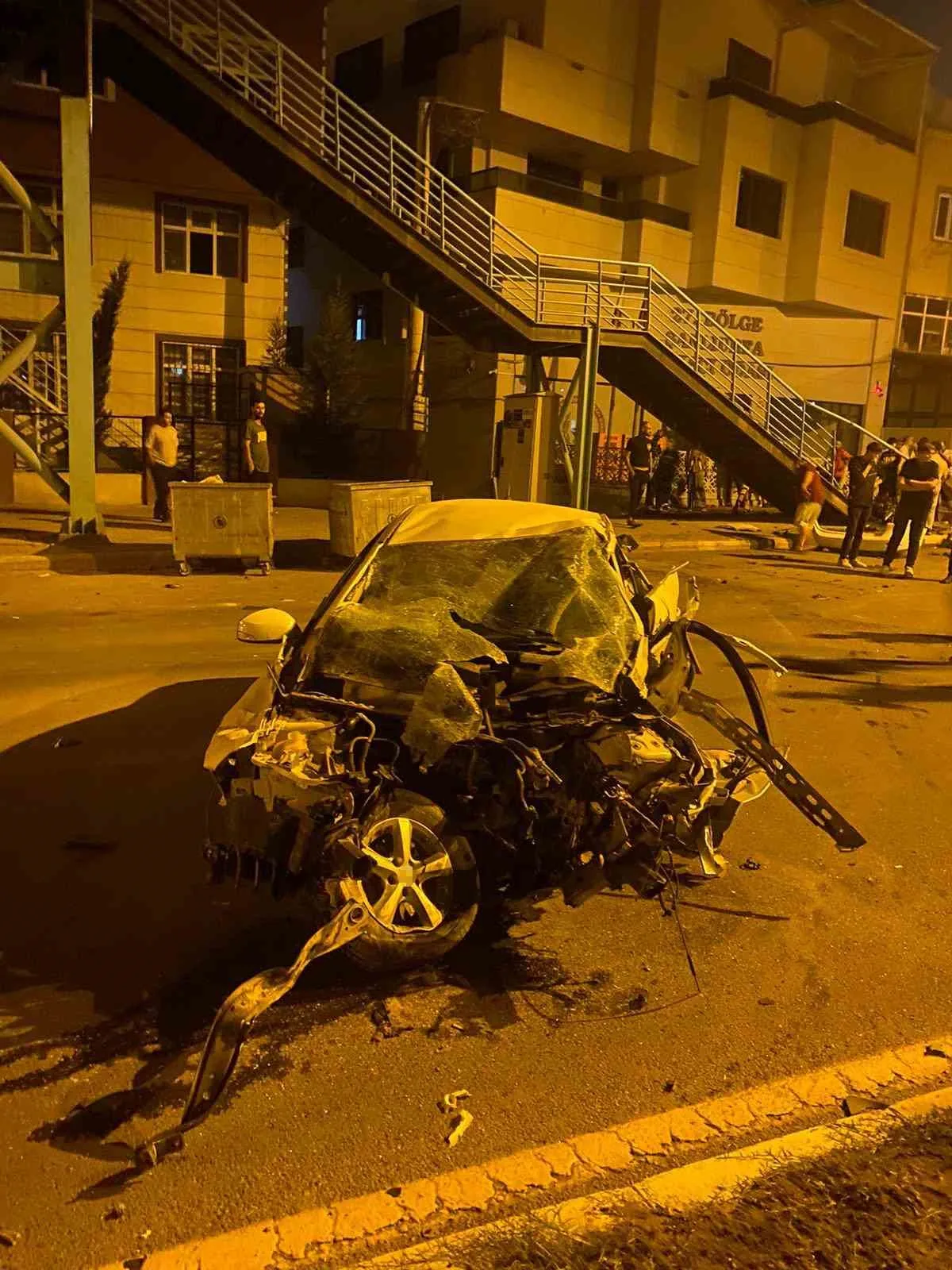Şanlıurfa’da otomobilin üst geçidin merdivenlerine çarpması sonucu sürücünün hayatını kaybettiği