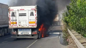 Şanlıurfa’nın Viranşehir ilçesinde seyir halindeyken alev alan tır kullanılamaz hale