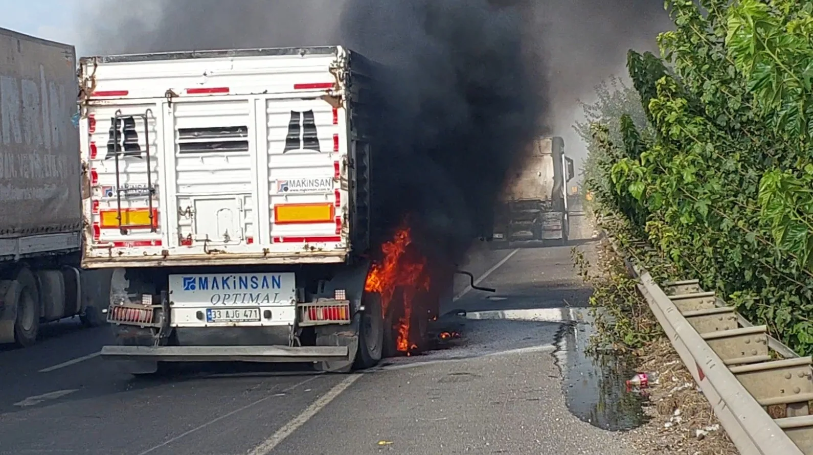 Şanlıurfa’nın Viranşehir ilçesinde seyir halindeyken alev alan tır kullanılamaz hale