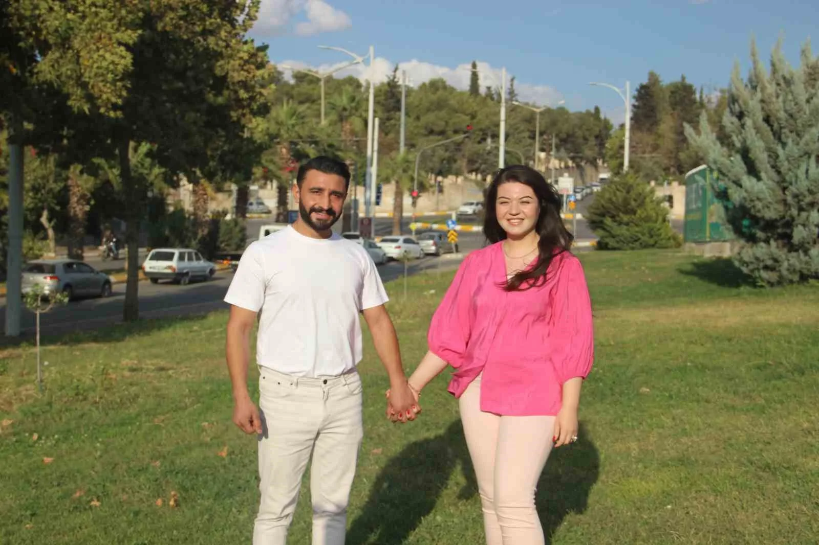 Şanlıurfa’da evlilik hazırlığı yapan çift, çeyizini süsledikleri at arabasıyla taşıyarak