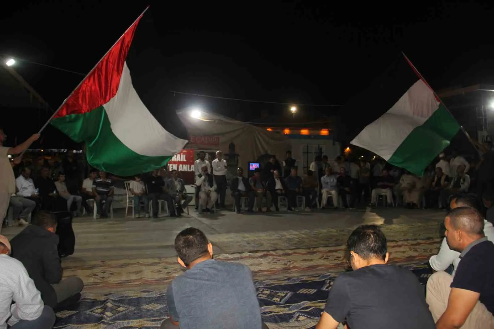 Şanlıurfa’da sivil toplum kuruluşlarının çağrısıyla gece yarısı Rabia Meydanı’nda bir