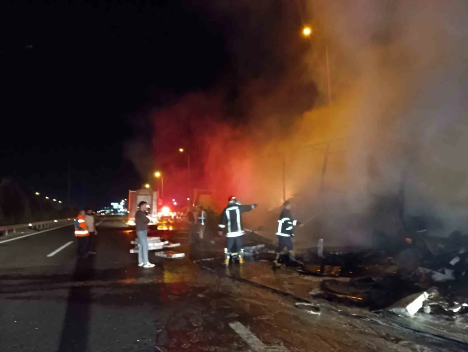 Şanlıurfa’da TV yüklü tır alev alev yandı. Edinilen bilgiye göre