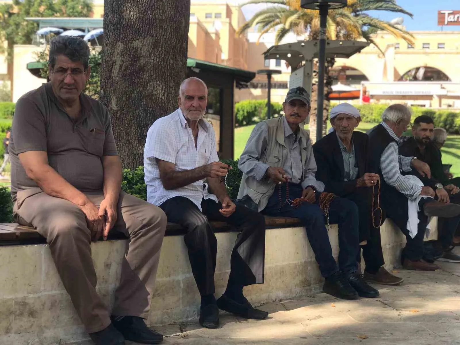 Şanlıurfa’da mikrofon uzatılan vatandaşlar, gençlik yıllarına dair pişmanlıklarını ve yeniden