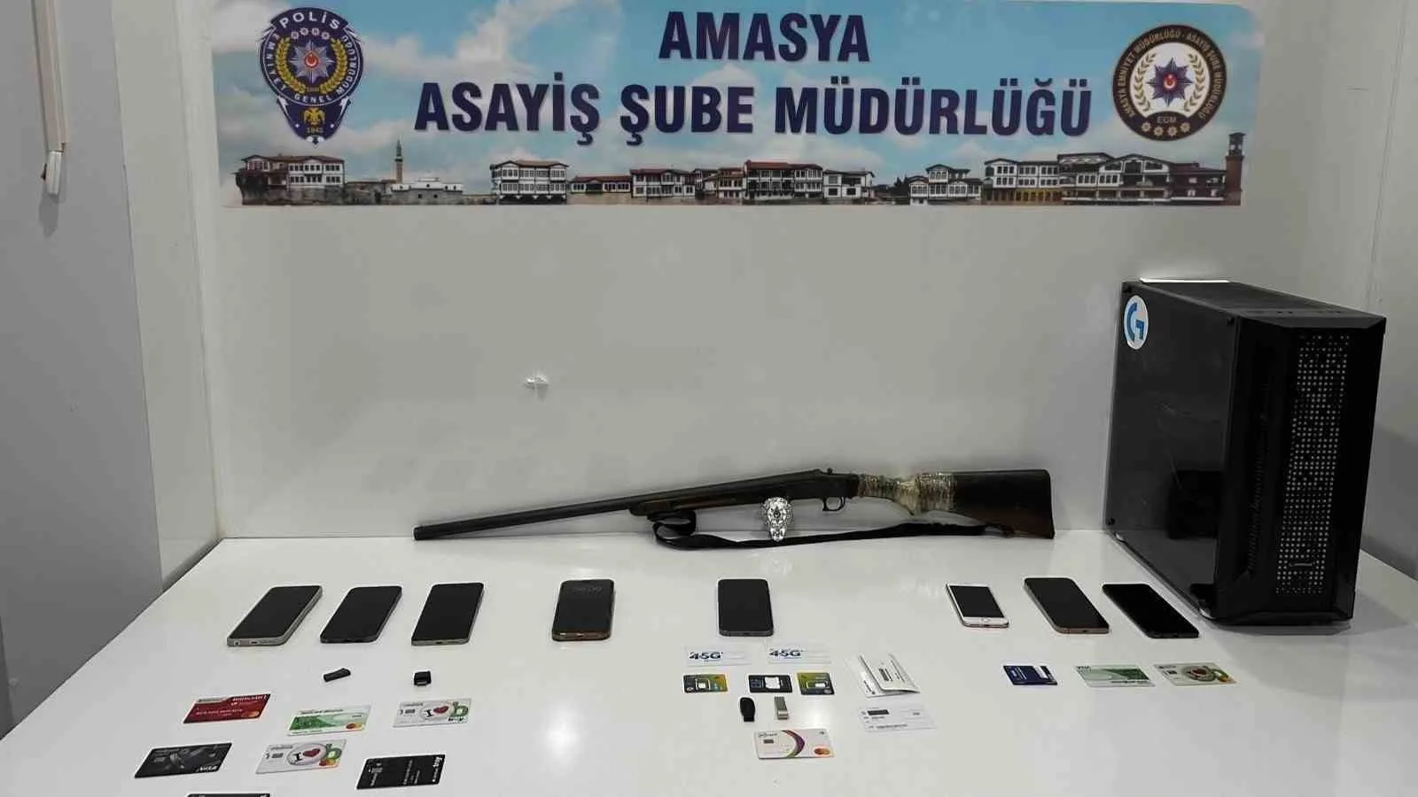 Sosyal medyada arkadaşlık kurdukları 11 vatandaşın görüntülerini alıp daha sonrasında