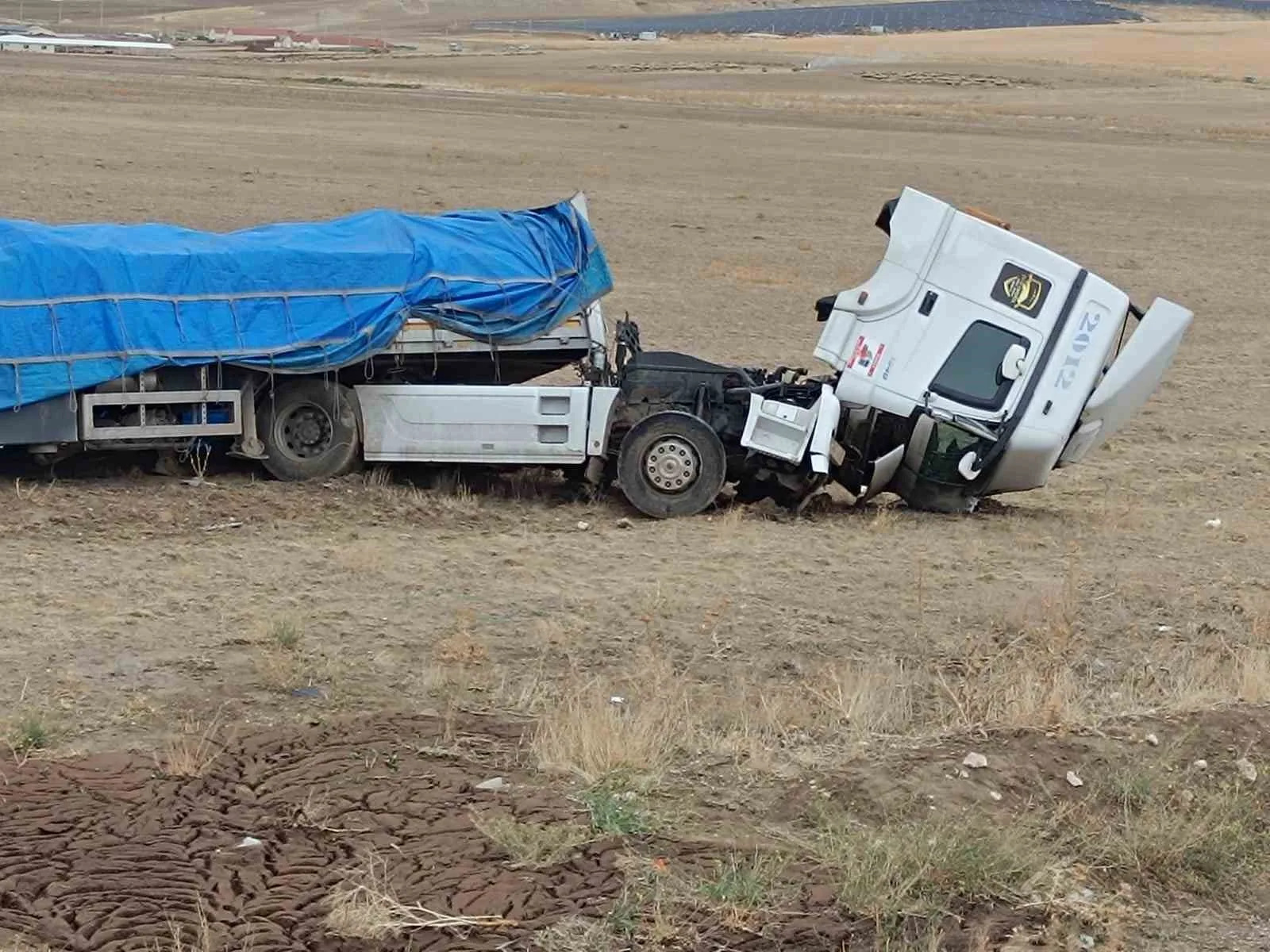 Konya-Ankara Karayolu’nda sürücüsünün direksiyon hakimiyetini kaybettiği tır, şarampole yuvarlandı. Niğdeli
