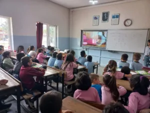 MANİSA (İHA) – Manisa’nın Sarıgöl ilçesinde ilkokul öğrencilerine ağız ve