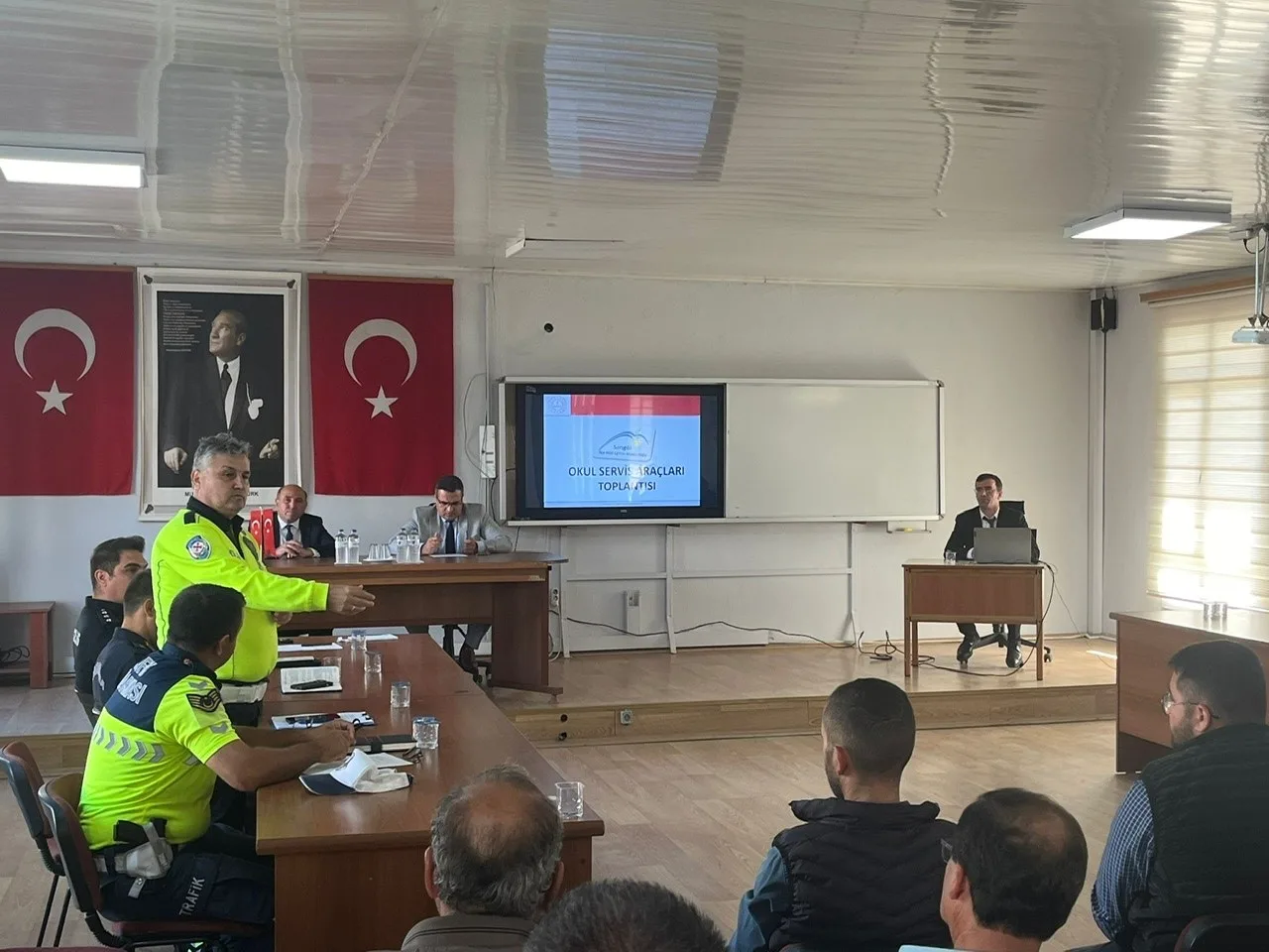 Manisa’nın Sarıgöl ilçesinde özel öğrenci taşıma servis sürücülerine yönelik toplantı