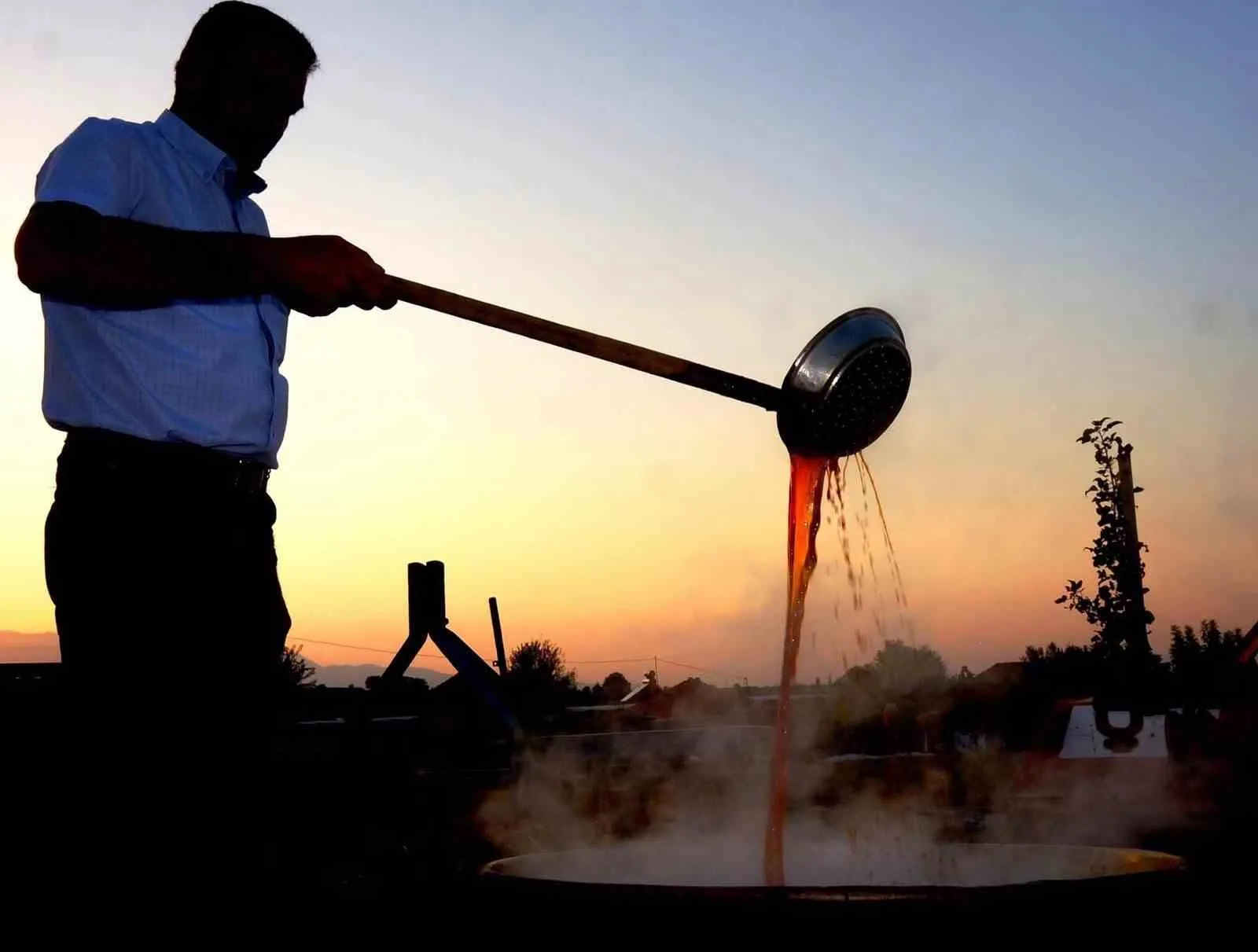 Manisa’nın Sarıgöl ilçesinde asırlardır süregelen üzüm pekmezi köpüğü geleneği, yöre