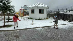 Kars’ın Sarıkamış ilçesine düşen mevsimin ilk karı, kayak merkezi ve