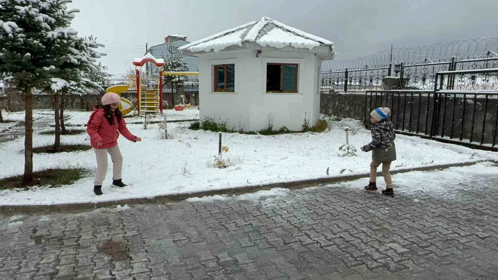 Kars’ın Sarıkamış ilçesine düşen mevsimin ilk karı, kayak merkezi ve