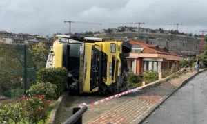 İstanbul Sarıyer’de sürücüsünün direksiyon hakimiyetini kaybetmesi sonucu tır devrilerek yan