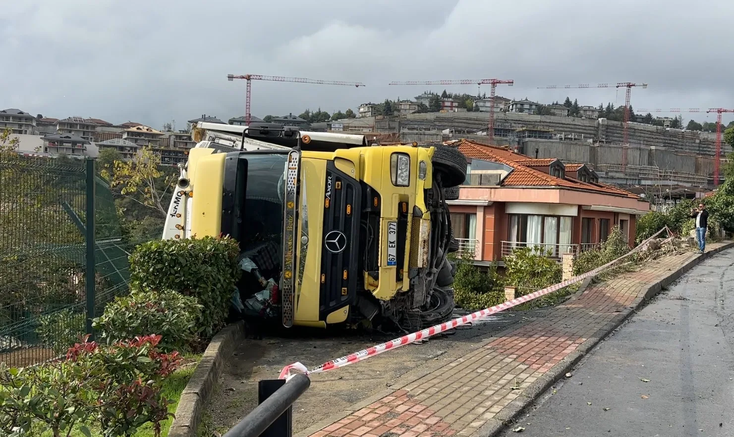 İstanbul Sarıyer’de sürücüsünün direksiyon hakimiyetini kaybetmesi sonucu tır devrilerek yan