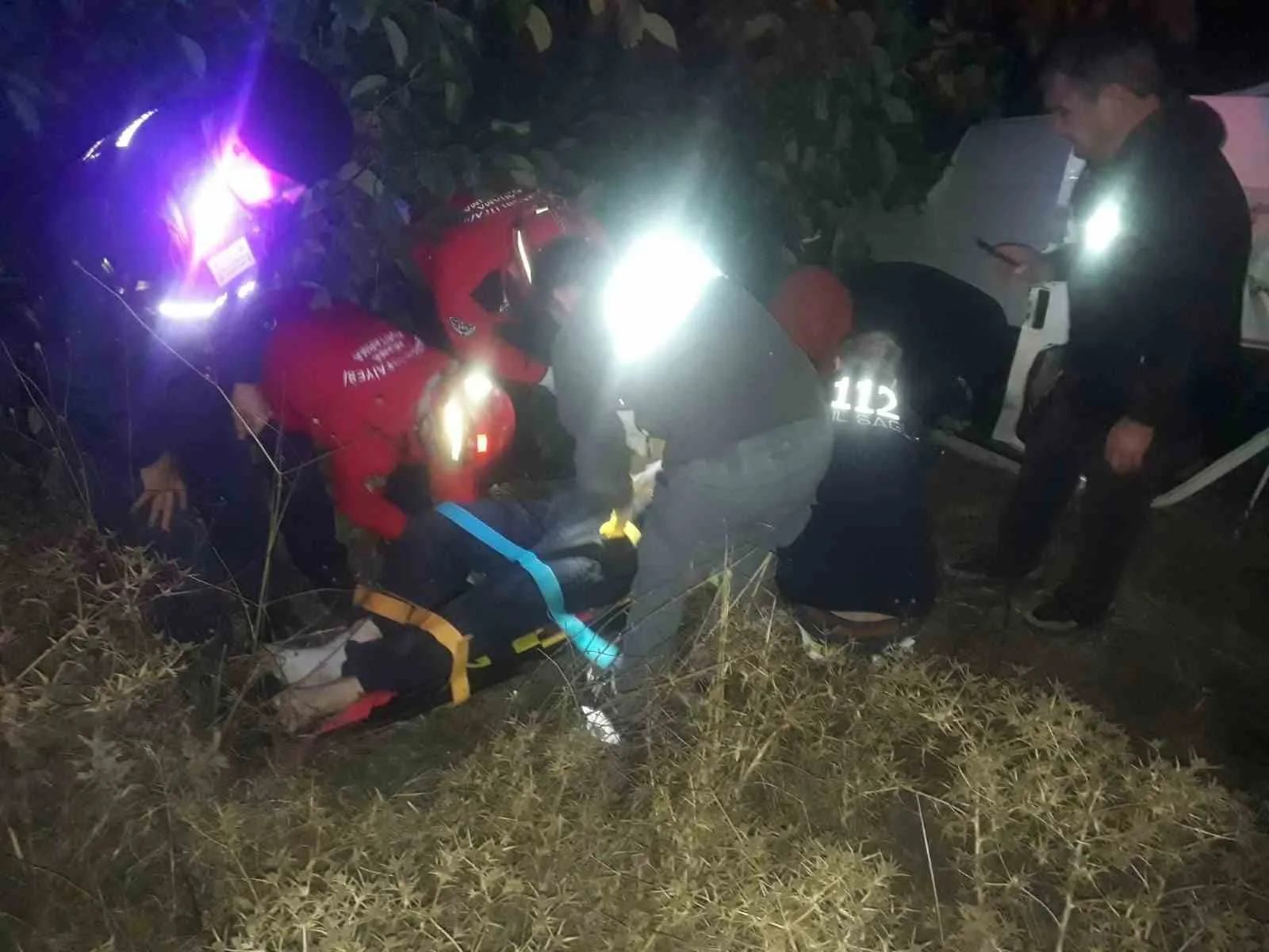 Balıkesir’in Savaştepe ilçesinde aracın direksiyon hakimiyetini kaybeden sürücünün otomobili şarampole