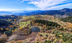 Artvin’in Şavşat ilçesindeki Rutav Gölü, gökyüzünden bakıldığında adeta bir insan