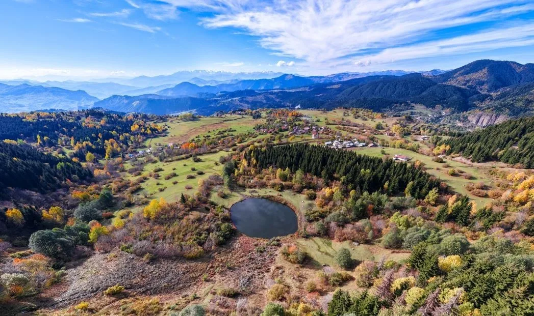 Artvin’in Şavşat ilçesindeki Rutav Gölü, gökyüzünden bakıldığında adeta bir insan