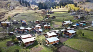 Artvin’in Şavşat ilçesine bağlı Maden köyü, ahşap mimarisiyle geçmişin izlerini
