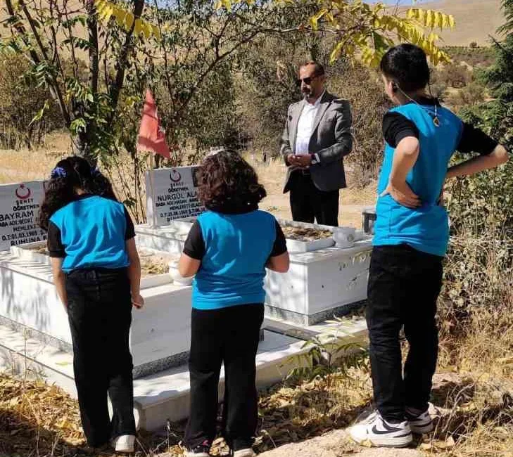Şehit Bayram Nurgül Aladağ İlkokulu öğretmen ve öğrencileri, okullarına ismi
