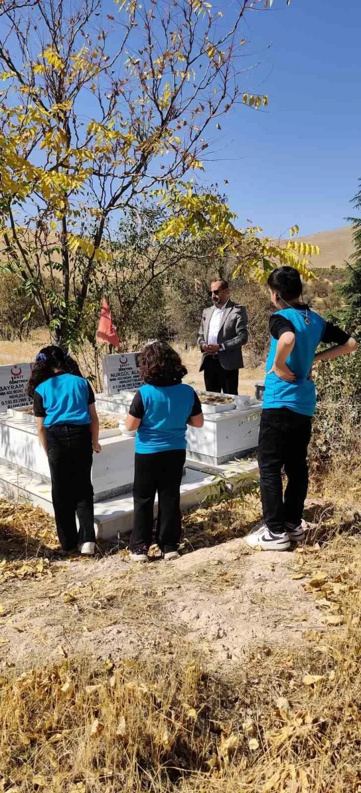 Şehit Bayram Nurgül Aladağ İlkokulu öğretmen ve öğrencileri, okullarına ismi