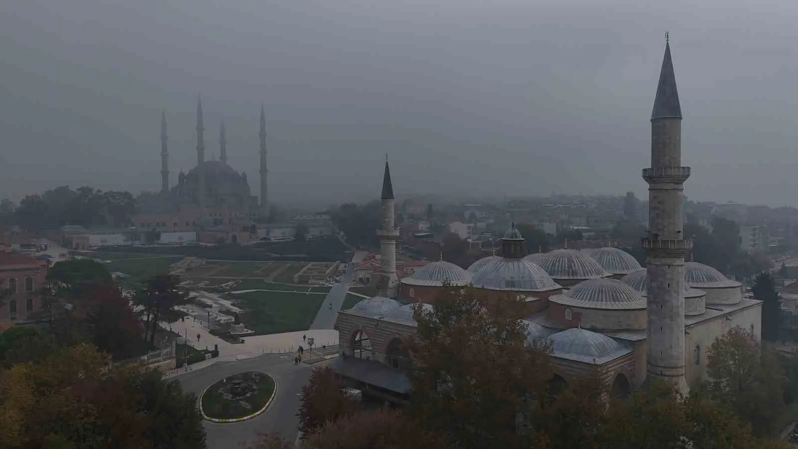 Edirne’de sabah saatlerinde etkili olan yoğun sis, tarihi yapıları adeta