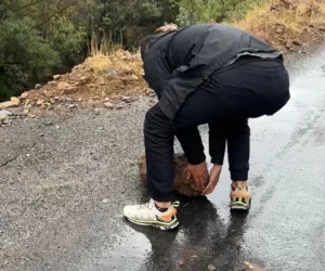 Hakkari’nin Şemdinli-Derecik ilçesi karayoluna düşen kaya parçaları dağcılar tarafından temizlendi.