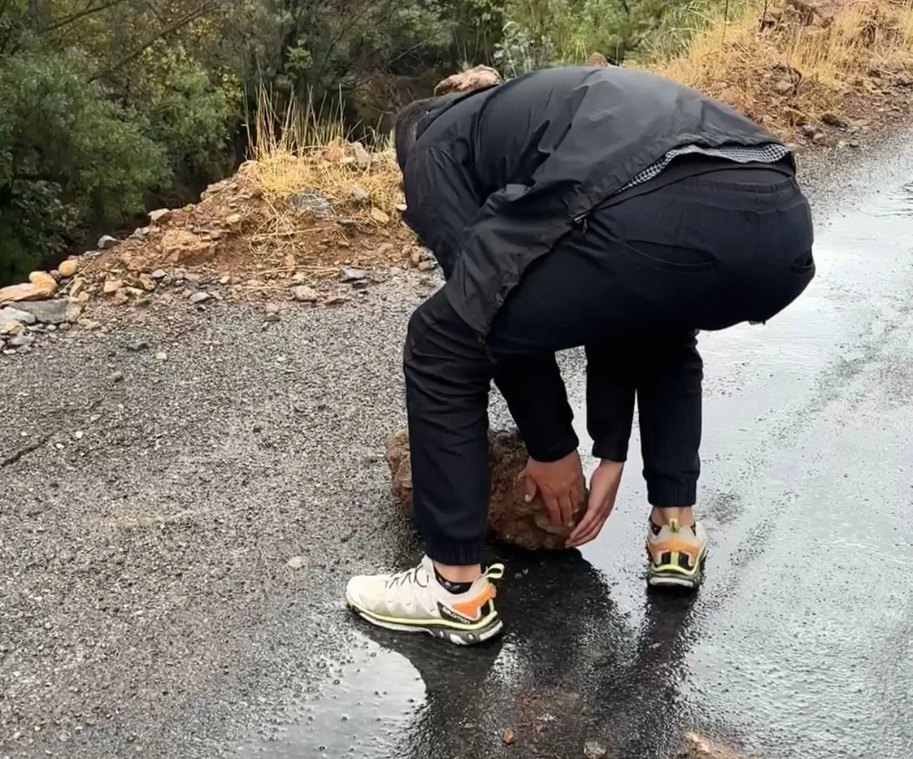 Hakkari’nin Şemdinli-Derecik ilçesi karayoluna düşen kaya parçaları dağcılar tarafından temizlendi.