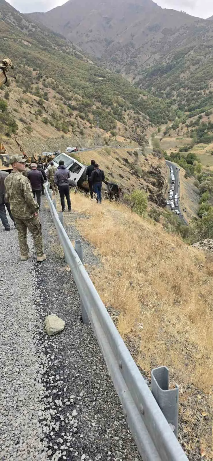 Hakkâri’nin Şemdinli ilçesinde uçuruma düşen kamyonu askeri vinç kurtardı. Alınan