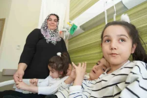 Kayseri’de yaşayan 8 yaşındaki serebral palsi hastası üçüzler, annelerinin ilgisi,