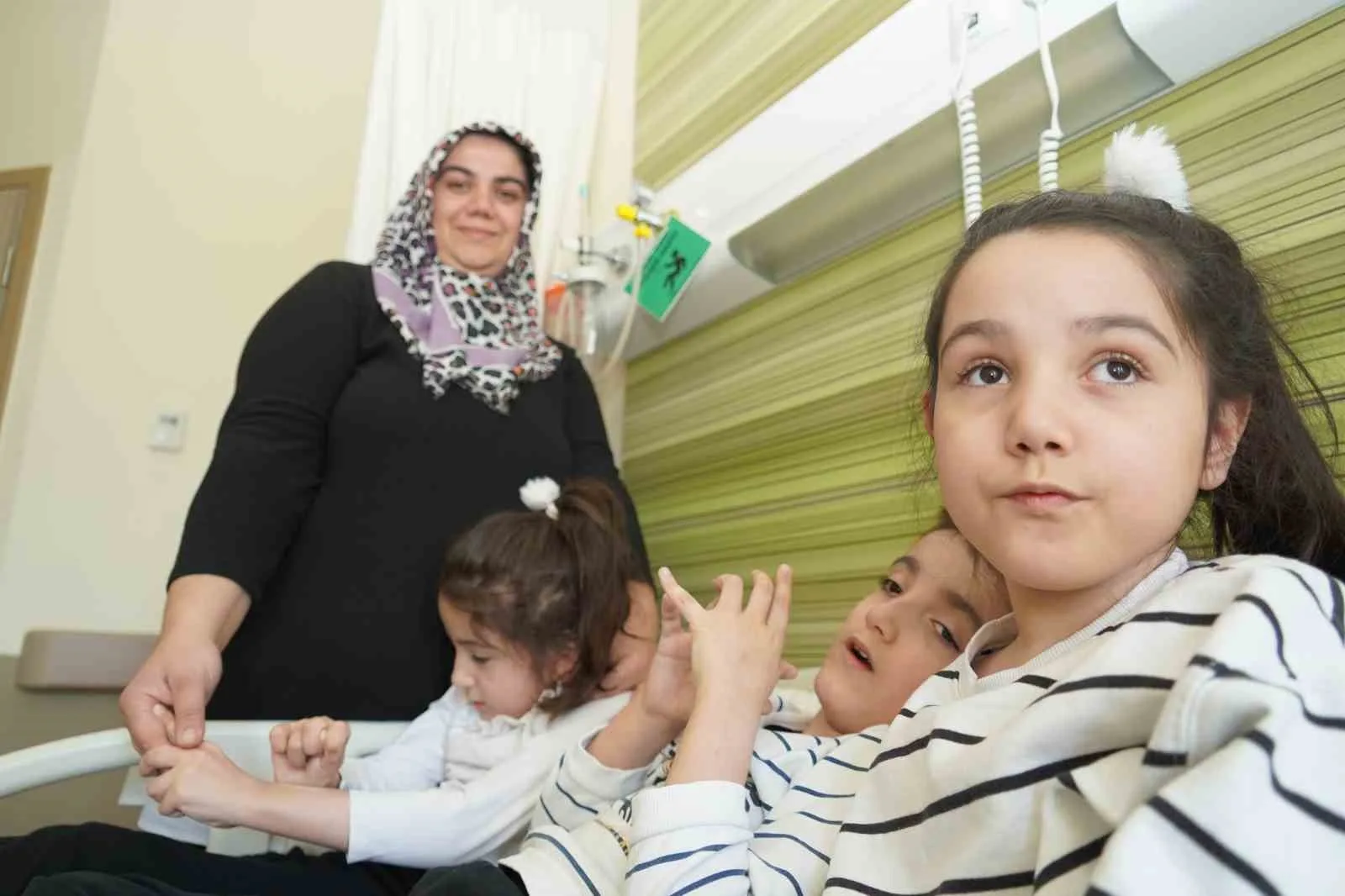 Kayseri’de yaşayan 8 yaşındaki serebral palsi hastası üçüzler, annelerinin ilgisi,