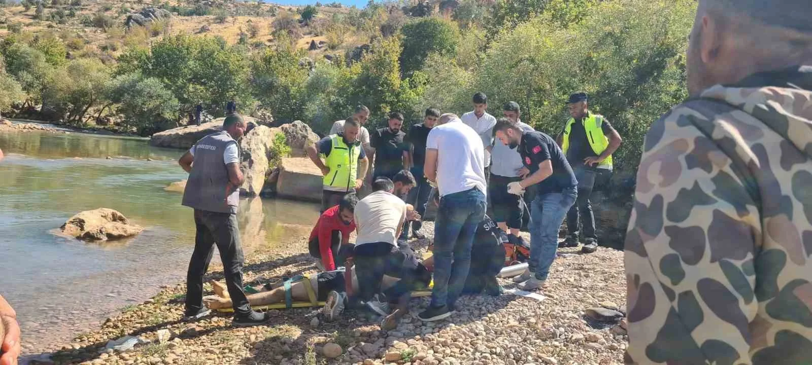 Siirt’in Eruh ilçesinde arkadaşlarıyla birlikte Zarova Çayı’na giren 17 yaşındaki
