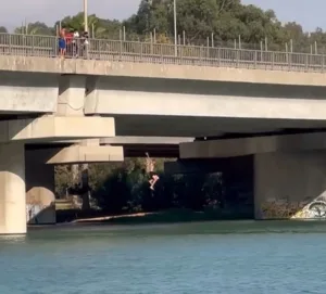 Adana’da gençler serinlemek için canını hiçe sayarak metrelerce yükseklikten Seyhan