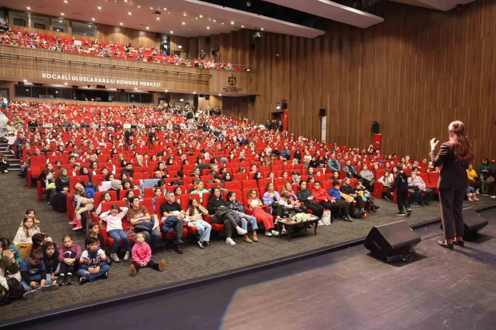 Kocaeli Kitap Fuarı’nda okurlarının yoğun ilgi ve sevgisiyle karşılanan yazar