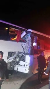 Sinop-Samsun karayolunda servis otobüsünün yolcu otobüsüne arkadan çarpması sonucu meydana