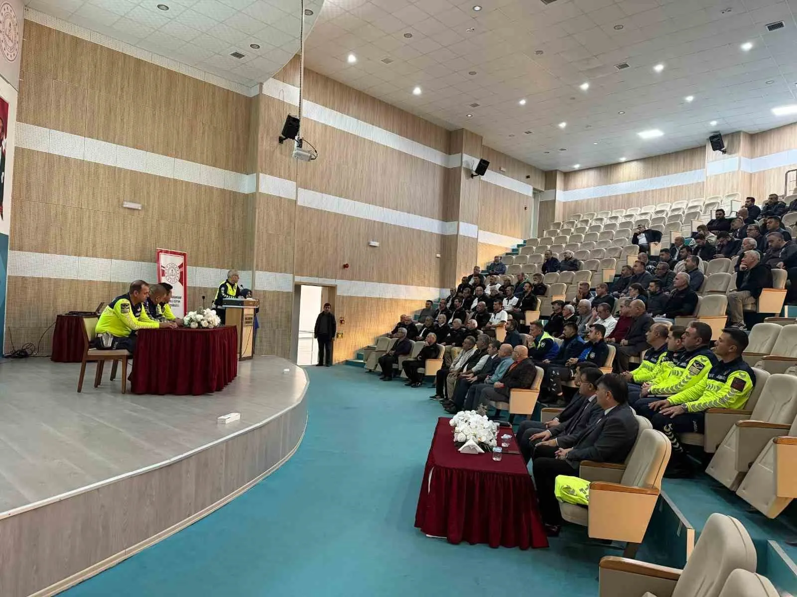 Afyonkarahisar’da güvenlik güçleri tarafından servis şoförlerine yönelik güvenli trafik eğitimi