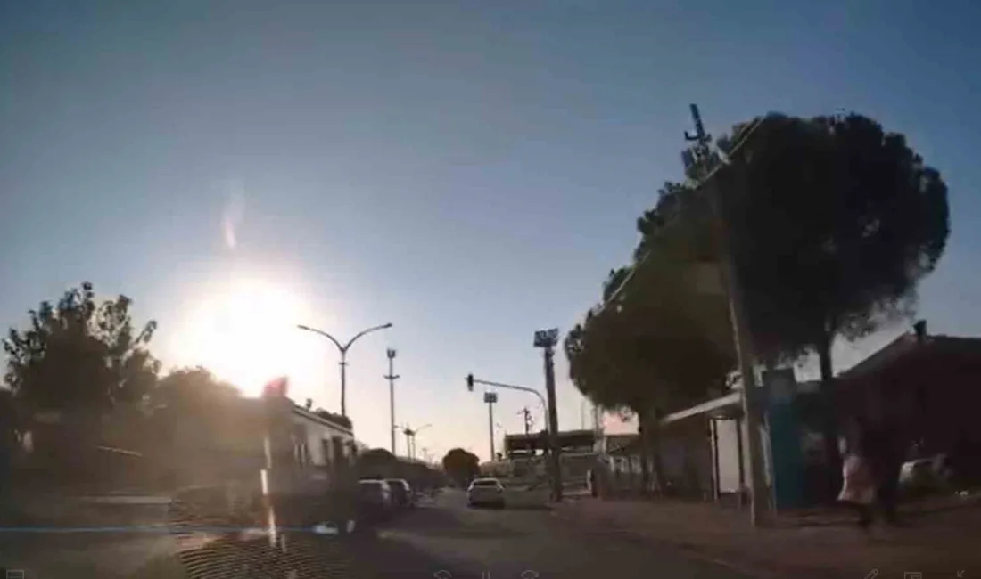 Manisa’nın Soma ilçesinde işçi servisinden inmeye çalışan kadın, dengesini kaybedip