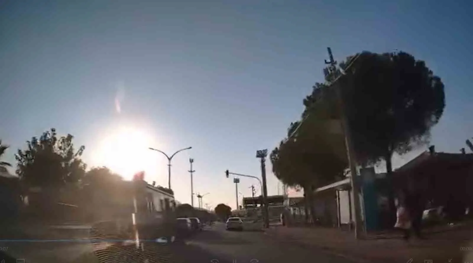 Manisa’nın Soma ilçesinde işçi servisinden inmeye çalışan kadın, dengesini kaybedip