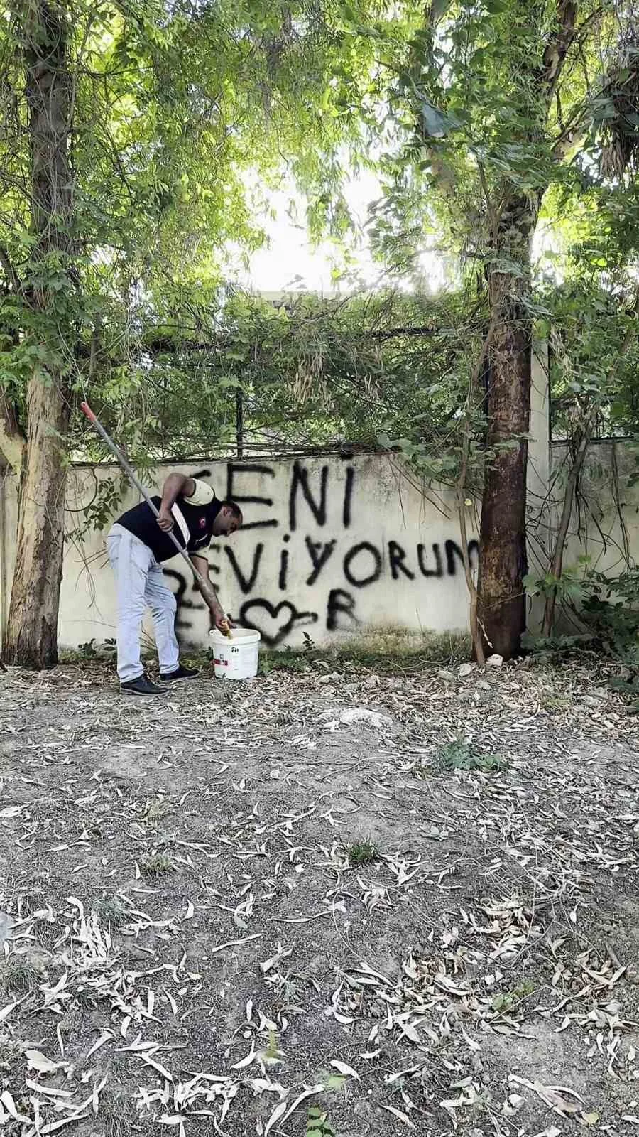 Hatay’da duvara “Seni Seviyorum” yazarak kalp çizen vatandaşa, belediye personeli