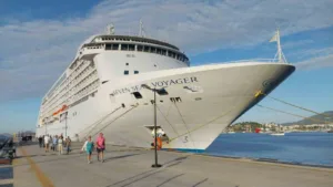 Muğla’nın Bodrum ilçesine gelen “Seven Seas Voyager” adlı yolcu gemisi,