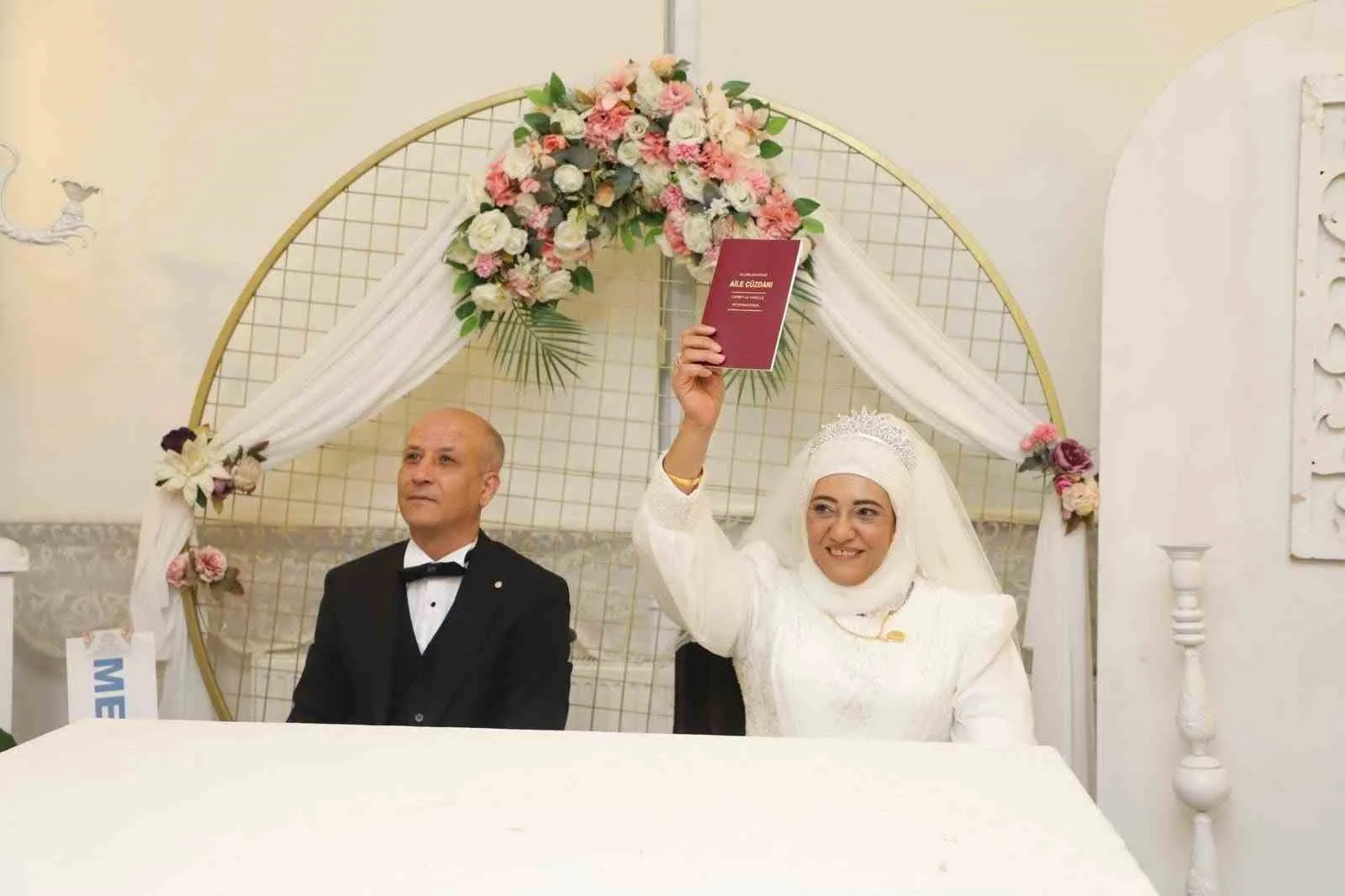 Manisa’nın Turgutlu ilçesinde gerçekleşen anlamlı bir düğün töreninde duygusal anlar