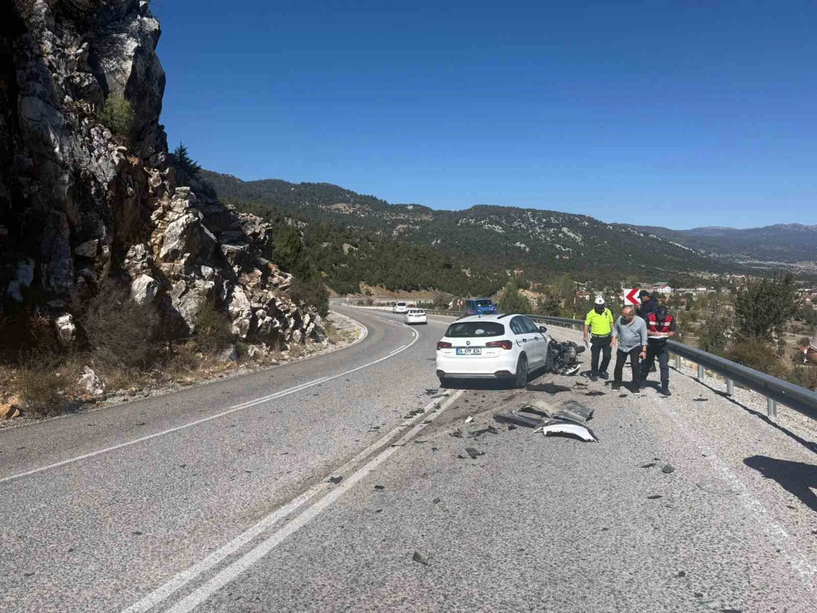 Muğla’nın Seydikemer ilçesinde otomobil ile motosikletin karıştığı kazada motosiklet sürücüsü