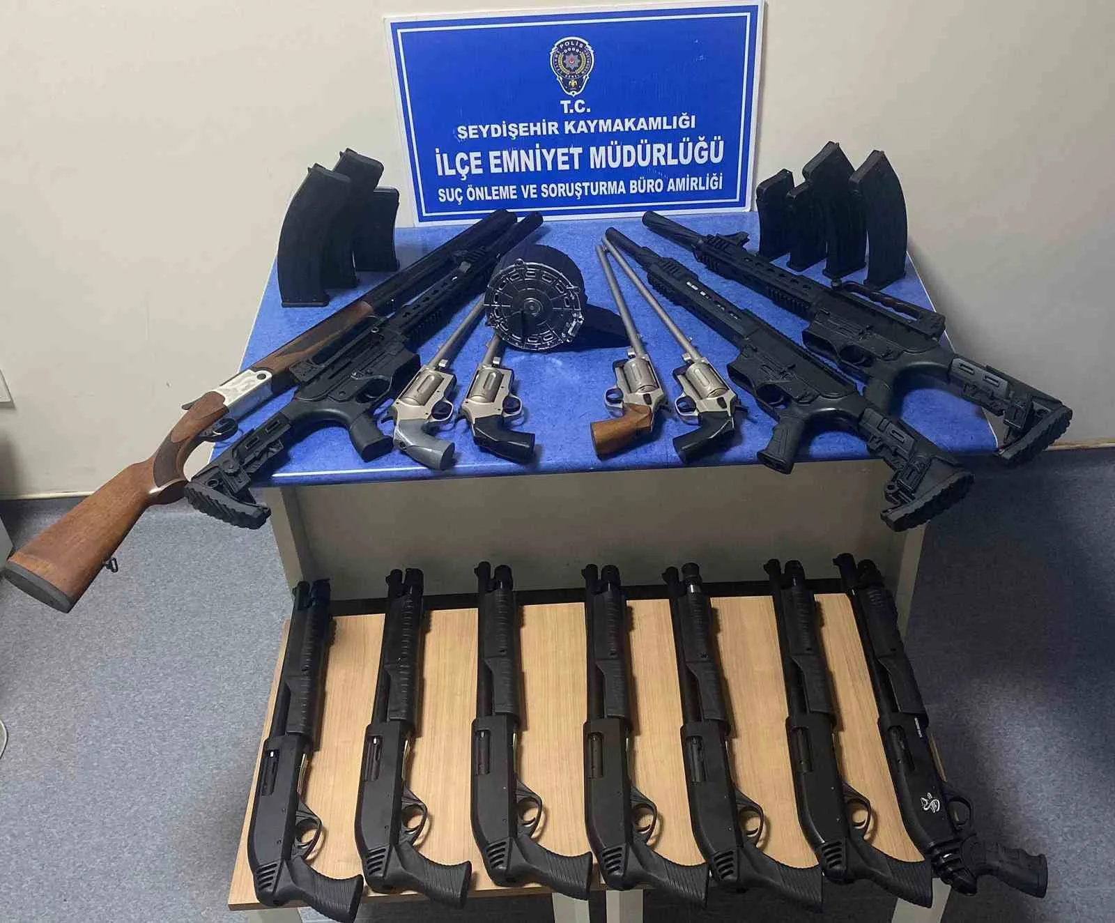 Konya’nın Seydişehir ilçesinde polis ekiplerinin kontrolleri sırasında bir araçta koliler