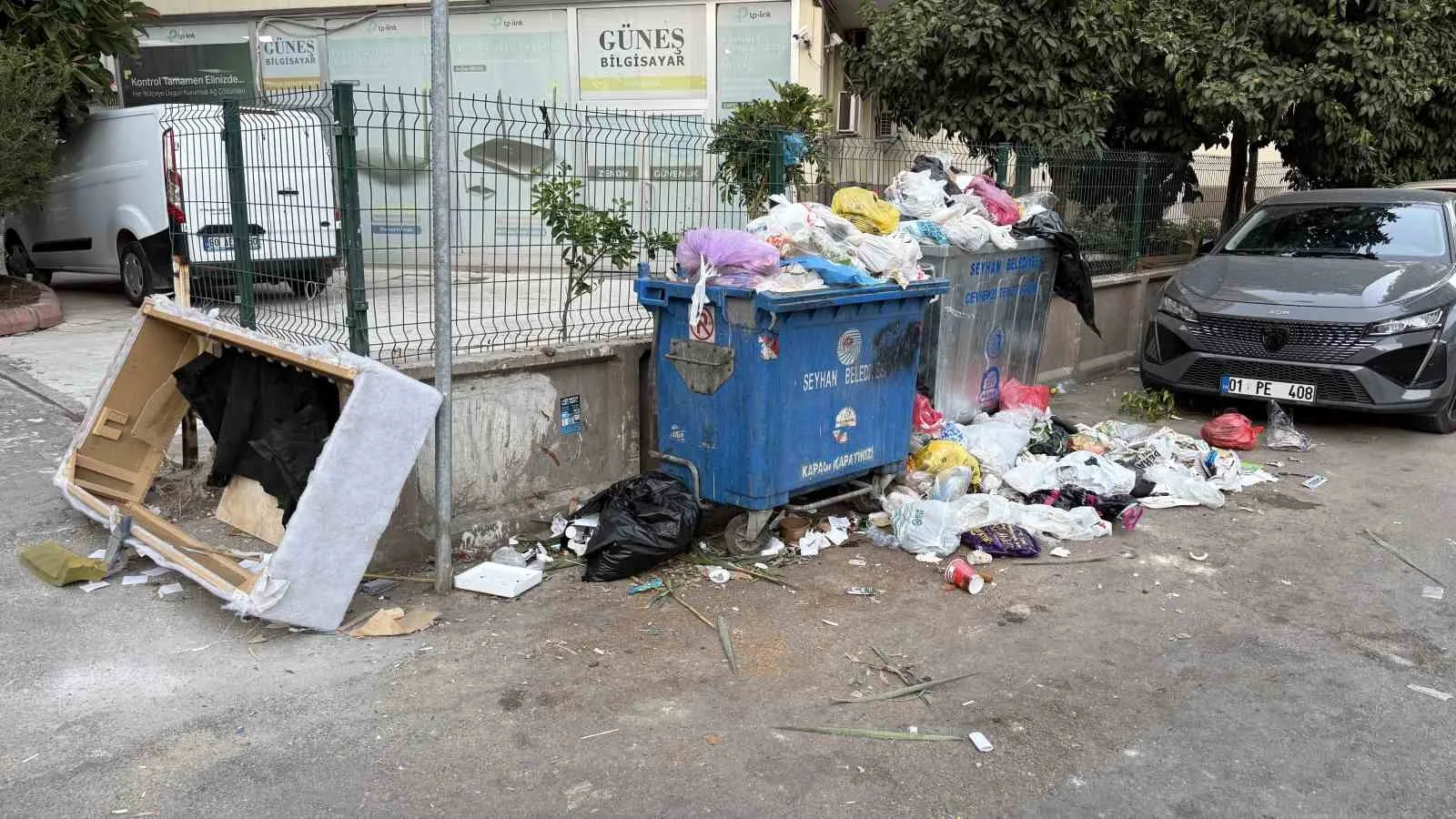 Adana’nın Seyhan ilçesinde belediyenin toplamadığı çöpler, çevreyi rahatsız ediyor. CHP’li