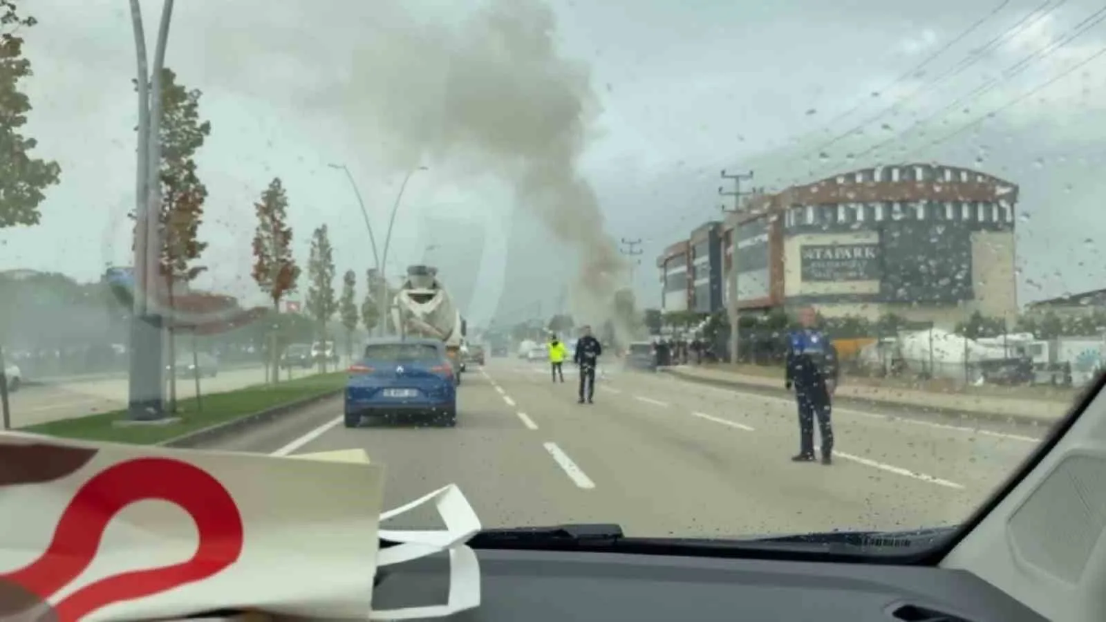 Bursa’nın Nilüfer ilçesinde seyir halindeki bir otomobilden dumanlar yükselmeye başladı.