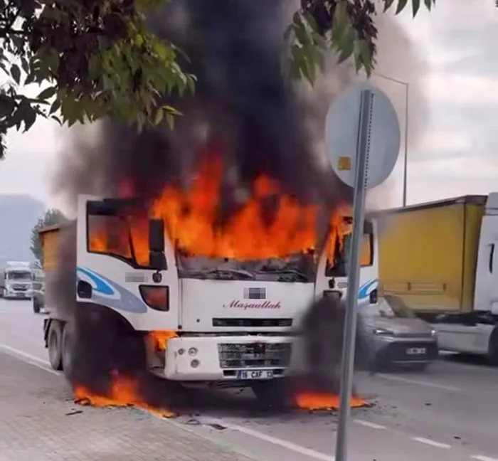 Bursa Çevre Otoyolu’nda seyir halindeki bir kamyonda yangın çıktı. Alevler