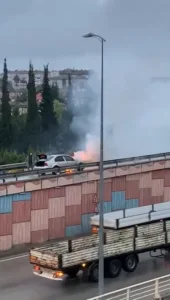Karabük’te seyir halindeyken motor kısmı alev alan otomobil, itfaiye ekiplerinin