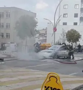 Kocaeli’nin Çayırova ilçesinde seyir halindeki otomobilin motor kısmında çıkan yangın,