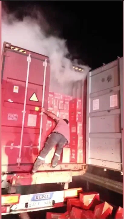 Osmaniye’nin Düziçi ilçesinde makarna yüklü tır balata arızası nedeniyle alev