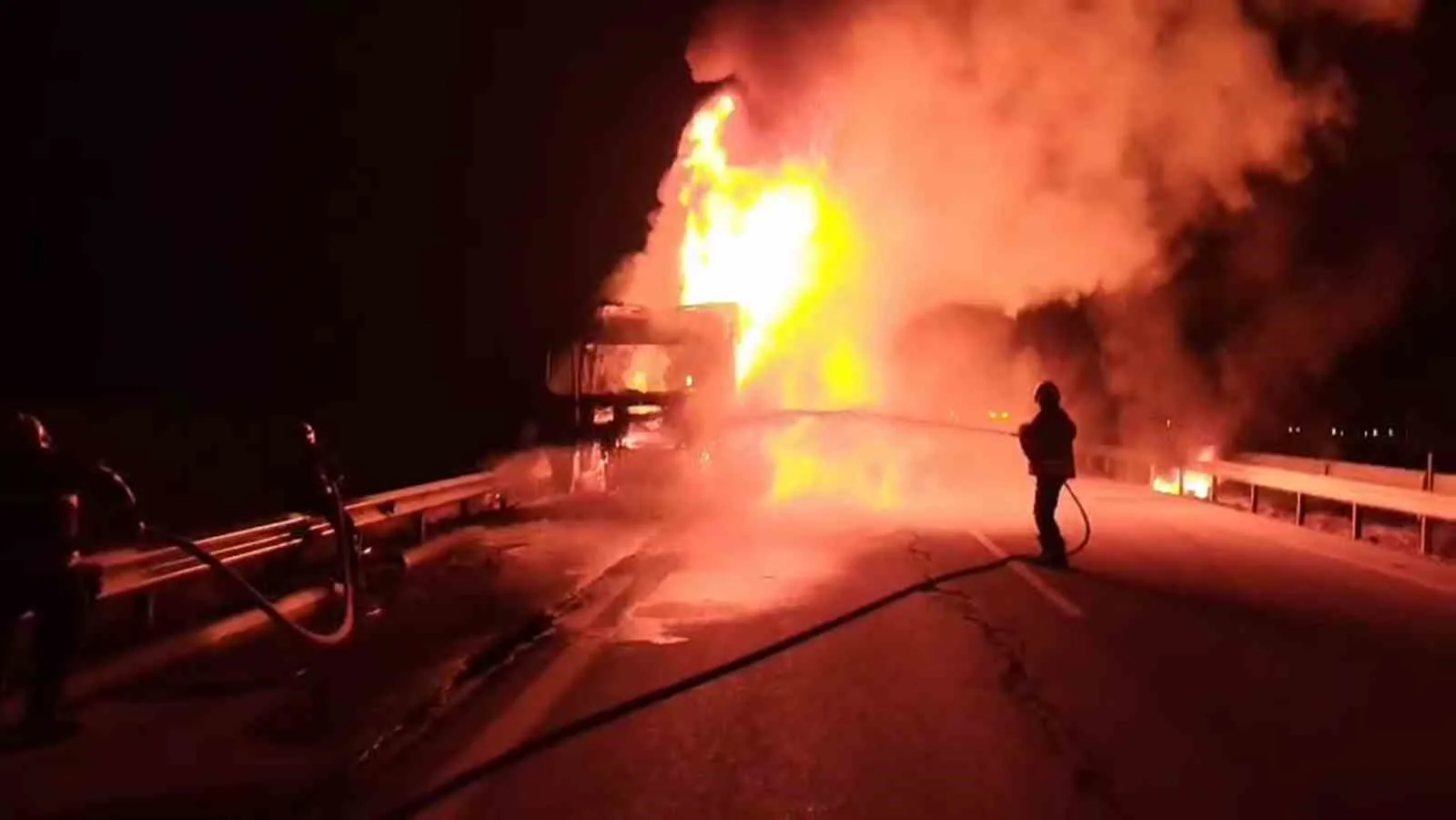 Hatay’da seyir halindeyken alevlere teslim olan tır yanarak kullanılmaz hale