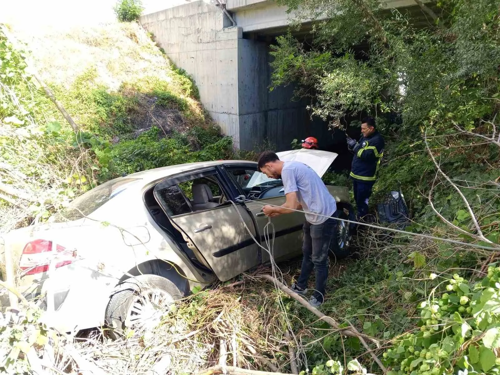 Bilecik’te seyir halindeyken bir tekerleğinin fırlaması sonucu kontrolden çıkan otomobil