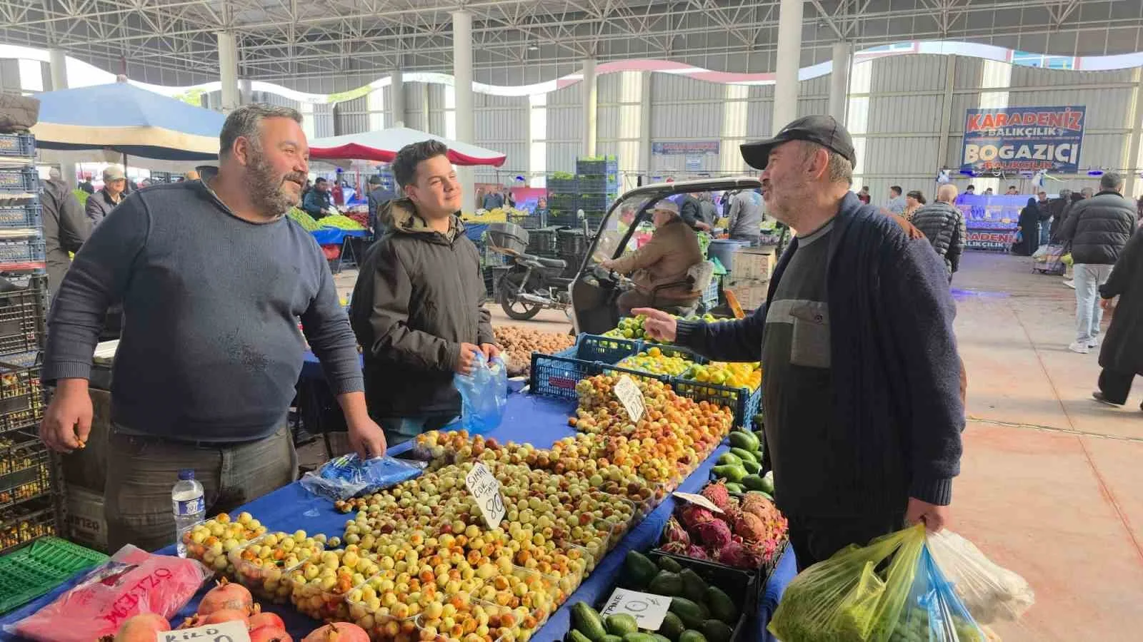 Kütahya’da pazar tezgahlarında yerini alan hünnap büyük ilgi görüyor. Diyabet