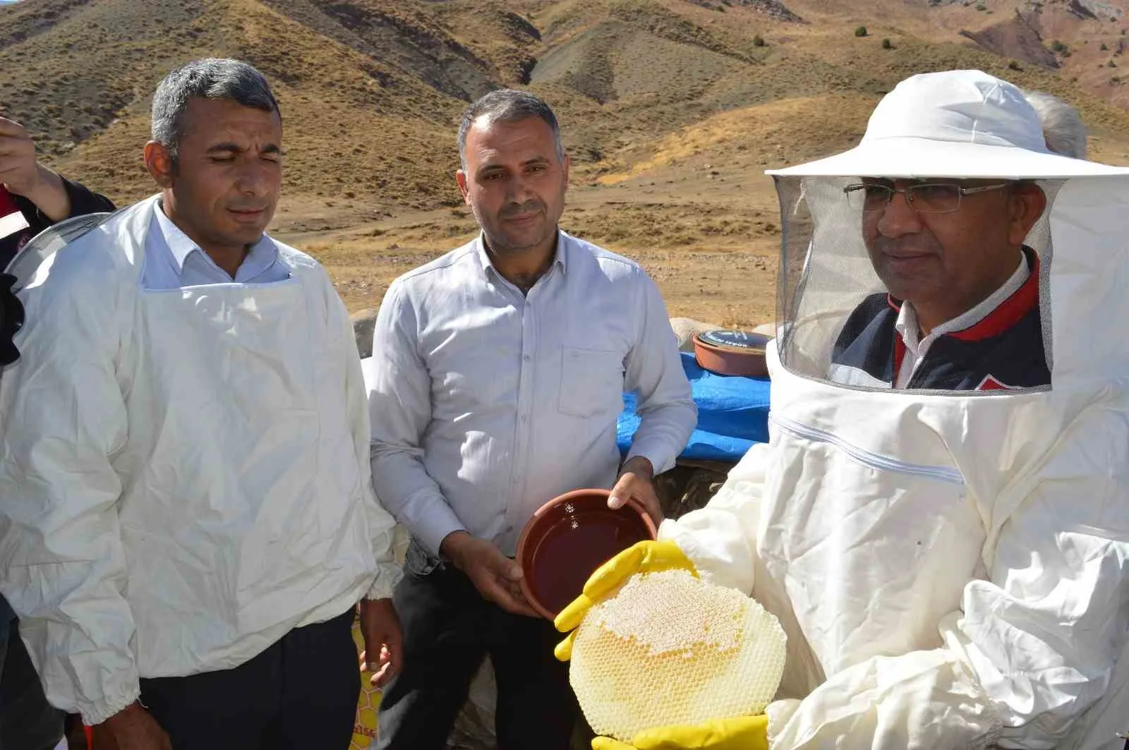 Siirt’in Pervari ilçesinde düzenlenen bal hasadına katılan İl Tarım ve